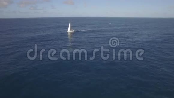 毛里求斯岛空海蓝水和晴空的白色帆船的空中景色视频的预览图