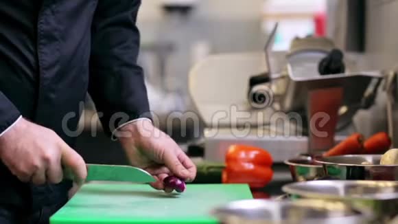 男厨师的手在厨房里切洋葱视频的预览图