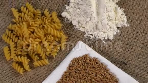 将意大利面面粉和小麦轮番包装旋转视频的预览图