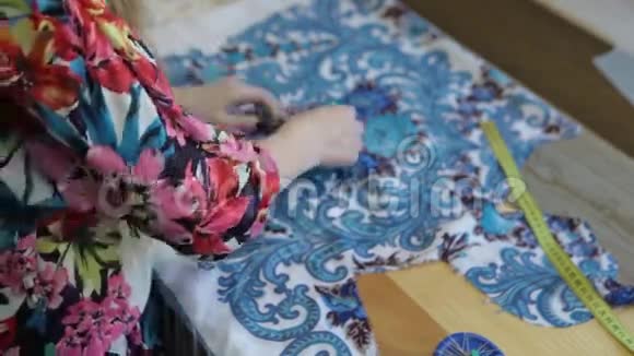 裁缝手缺口裁缝剪刀布女裁缝在工作场所缝制材料准备布料视频的预览图