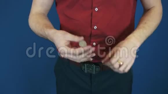 把魔术师关在红衫军表演魔术消失在手中硬币视频的预览图