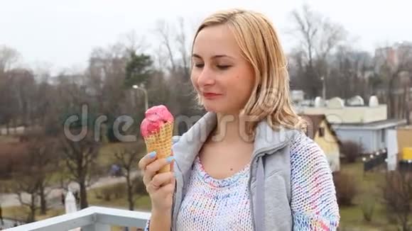 美丽的女人在公园里吃冰淇淋关门视频的预览图