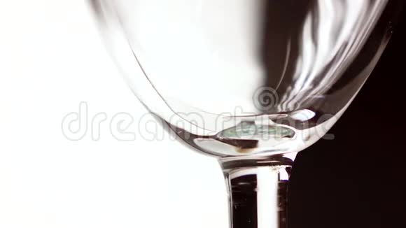 将红酒倒入酒杯在黑白背景下极端特写酿酒红色和风味视频的预览图