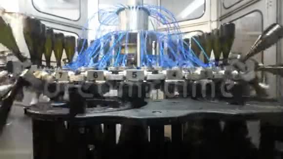 工厂内瓶瓶装瓶生产线及香槟输送机装瓶视频的预览图