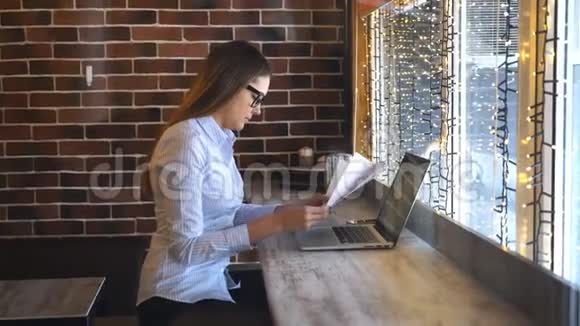 女商人在咖啡馆里用电脑学习文件视频的预览图