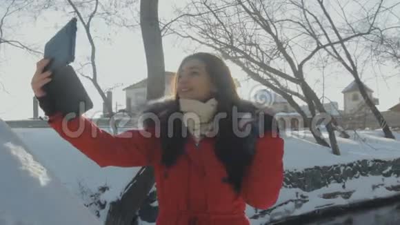 女孩自拍冬季公园日落视频的预览图