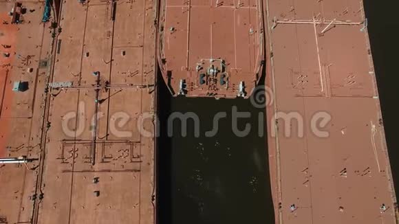 停泊在河中的船只和驳船视频的预览图