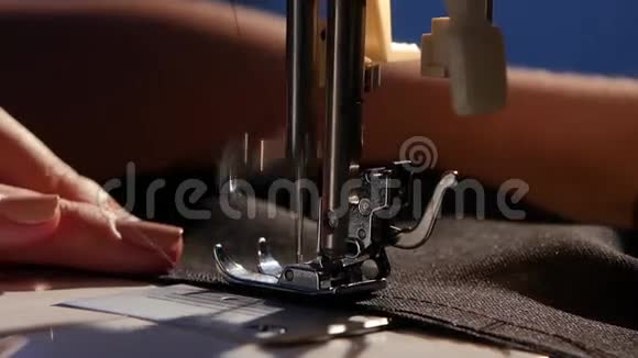 女孩缝在缝纫机上慢动作视频的预览图
