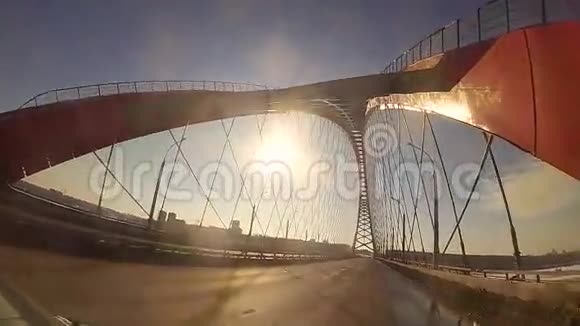 晴天斜拉桥旅行视频的预览图