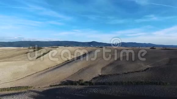 空中拍摄美丽的托斯卡纳山和犁地4K视频的预览图