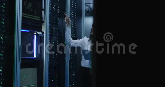 两名妇女在一个数据中心工作那里有一排服务器架视频的预览图