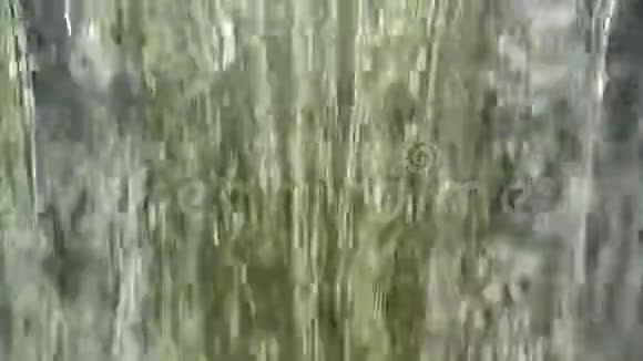 旧河坝雨水溢出视频的预览图