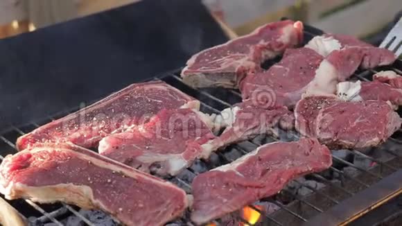 在烧烤架上煮牛肉牛排视频的预览图