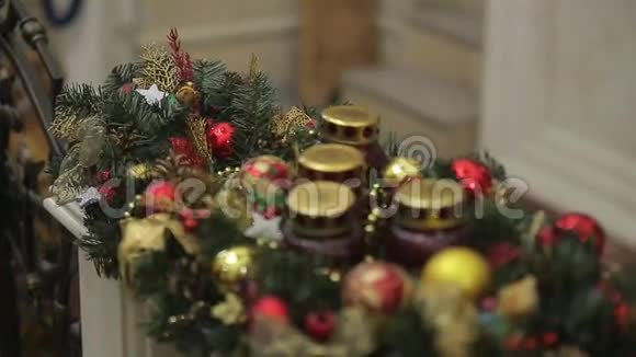 新年的玩具在圣诞树上像雪花和红球新年雪枝上的装饰球白色视频的预览图