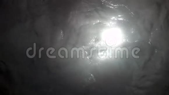 阳光透过水面的海底视野视频的预览图