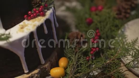 在节日除夕夜的气氛中装饰的圣诞餐桌上可以近距离观看美味的姜饼蛋糕视频的预览图
