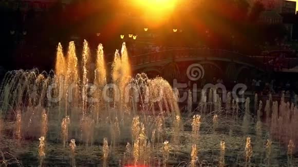 日落时美丽的公园喷泉橙色240英尺视频的预览图