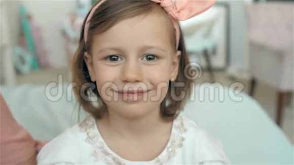 可爱快乐的小女孩跳舞在绿色背景上微笑的儿童肖像视频的预览图