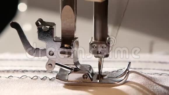 缝纫机在白色织物上缝制一条锯齿状的缝纫线慢动作视频的预览图