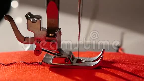 缝纫机在红色织物上缝了一条锯齿状的针线慢动作视频的预览图