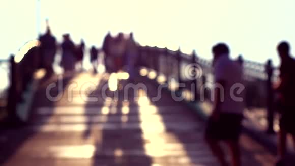 阳光明媚的公园拱桥上模糊的人超级慢动作镜头紫色240英尺视频的预览图
