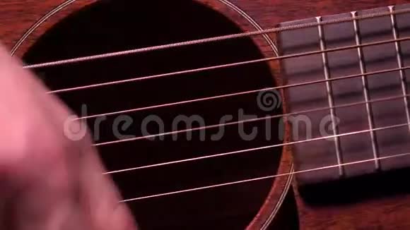 弹吉他现场音乐表演4K宏观视频视频的预览图