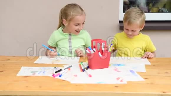 孩子们用铅笔画画视频的预览图