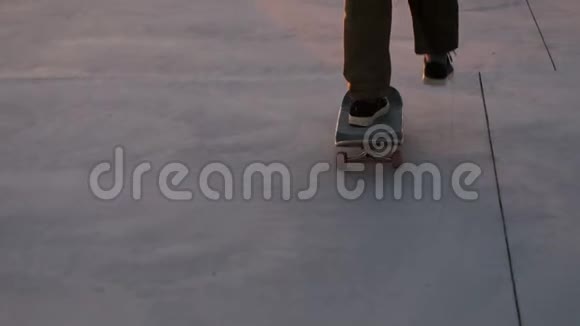 千禧潮人滑板骑在日落视频的预览图