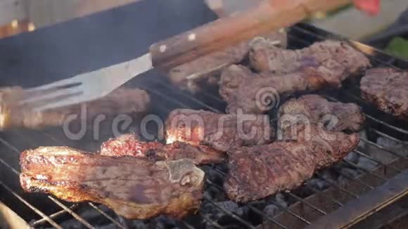 在烧烤架上煮牛肉牛排视频的预览图