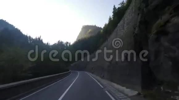 在山路上行驶很长时间视频的预览图