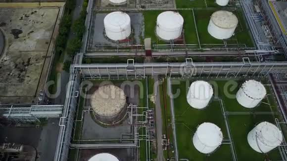 炼油厂储油罐4次空中射击视频的预览图