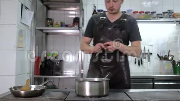厨师在厨房里做意大利面视频的预览图