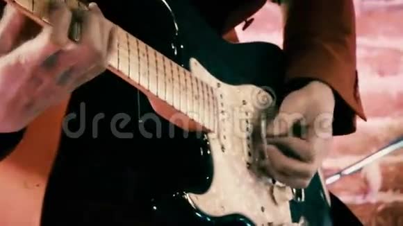 吉他手在舞台上打鼓弹吉他在砖墙前唱歌视频的预览图