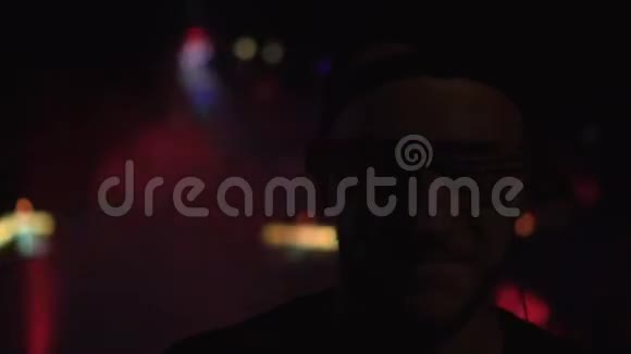 戴着霓虹灯眼镜在俱乐部跳舞的男人视频的预览图