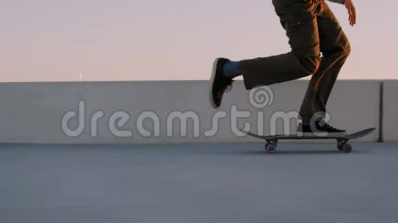 千禧潮人滑板骑在日落视频的预览图
