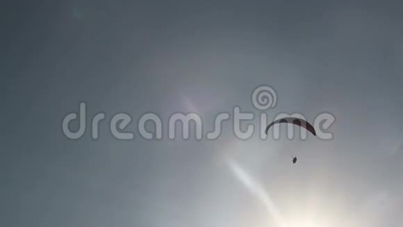 滑翔伞飞向太阳视频的预览图