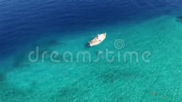 空中镜头清澈的大海视频的预览图