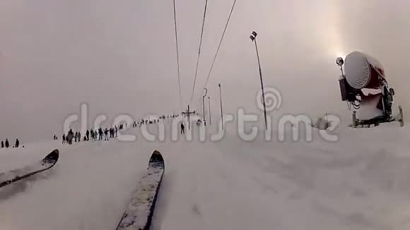 滑雪电梯低角度视频的预览图