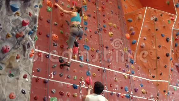 攀岩者爬上了墙视频的预览图