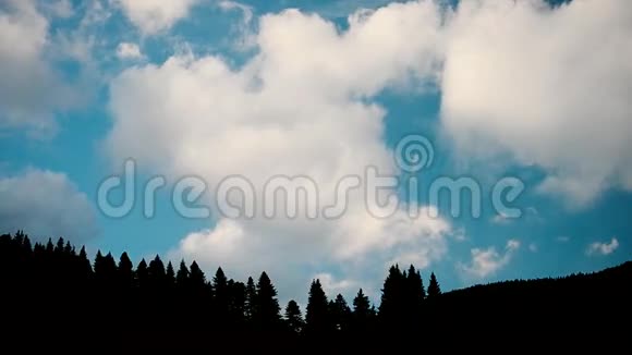 云在杉树之上移动山峦的轮廓视频的预览图