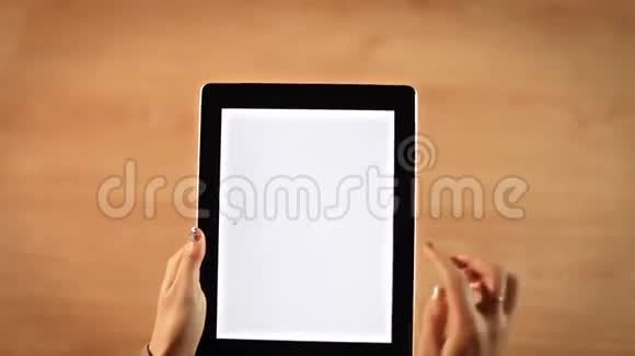 俯视图女性手画问号符号平板垂直视频的预览图