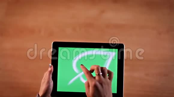 顶部女性手写ECO字大胆书法数字平板上视频的预览图