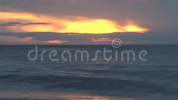 日落时的巨浪视频的预览图