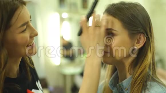 化妆师为深色模特打造美丽的妆容视频的预览图