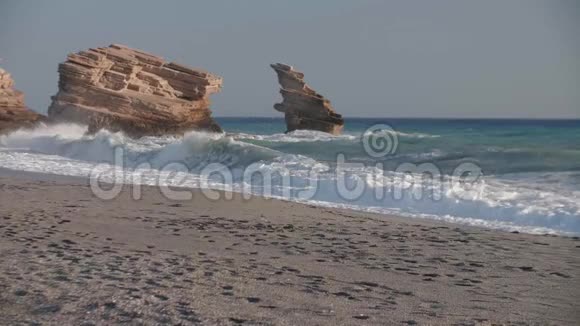 岩石海岸线上的海浪全高清视频的预览图