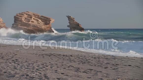 岩石海岸线上的海浪视频的预览图