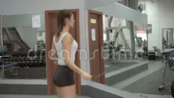 年轻健康的女人跳绳视频的预览图