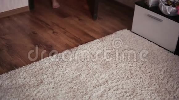 女人赤脚走在地毯上视频的预览图