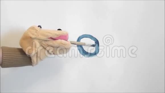 玩具狗画一个圆圈视频的预览图