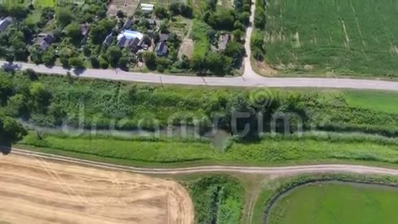 从鸟瞰库班俄罗斯村庄的飞行乡村房屋和花园视频的预览图